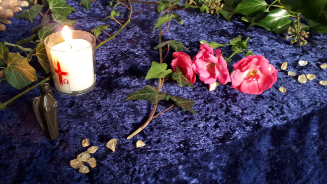 Kerze und Blume